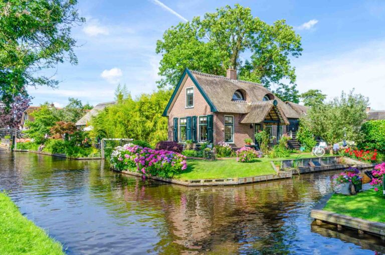 Giethoorn,,Netherlands,-,July,17,2016:,Landscape,View,Of,Famous,Giethoorn